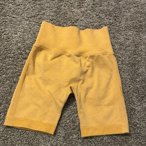 Compression crunch booty workout shorts in yellow - Picture 2 of 2